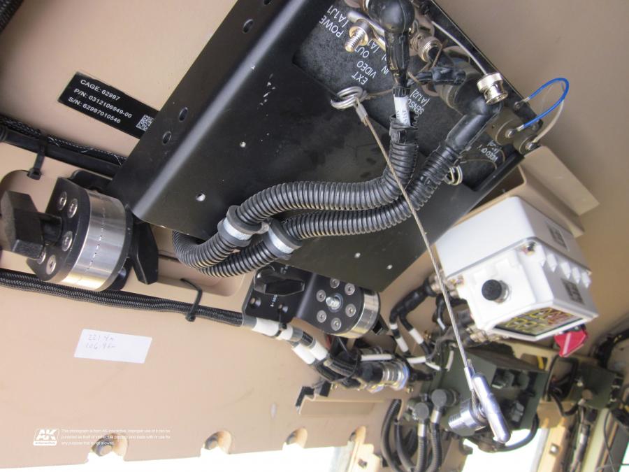 Детали интерьера Oshkosh M-ATV 2009 года  (фото 383 из 676)